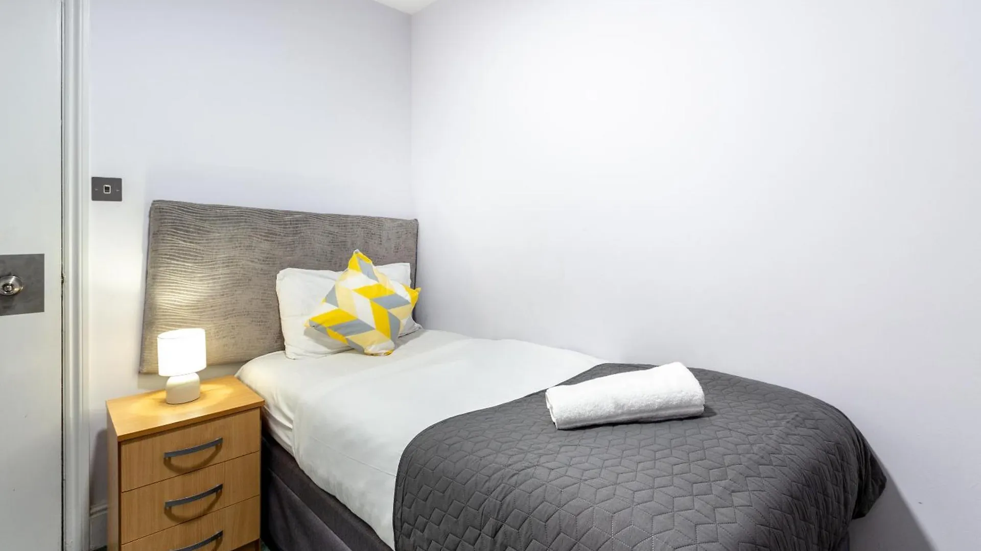 London Gatwick Inn Отель